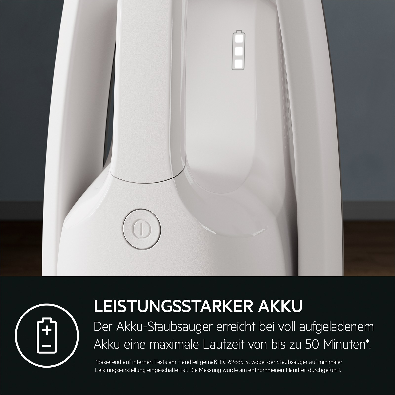 Weißer Staubsauger mit Akku-Ladezustandsanzeige und Text.
