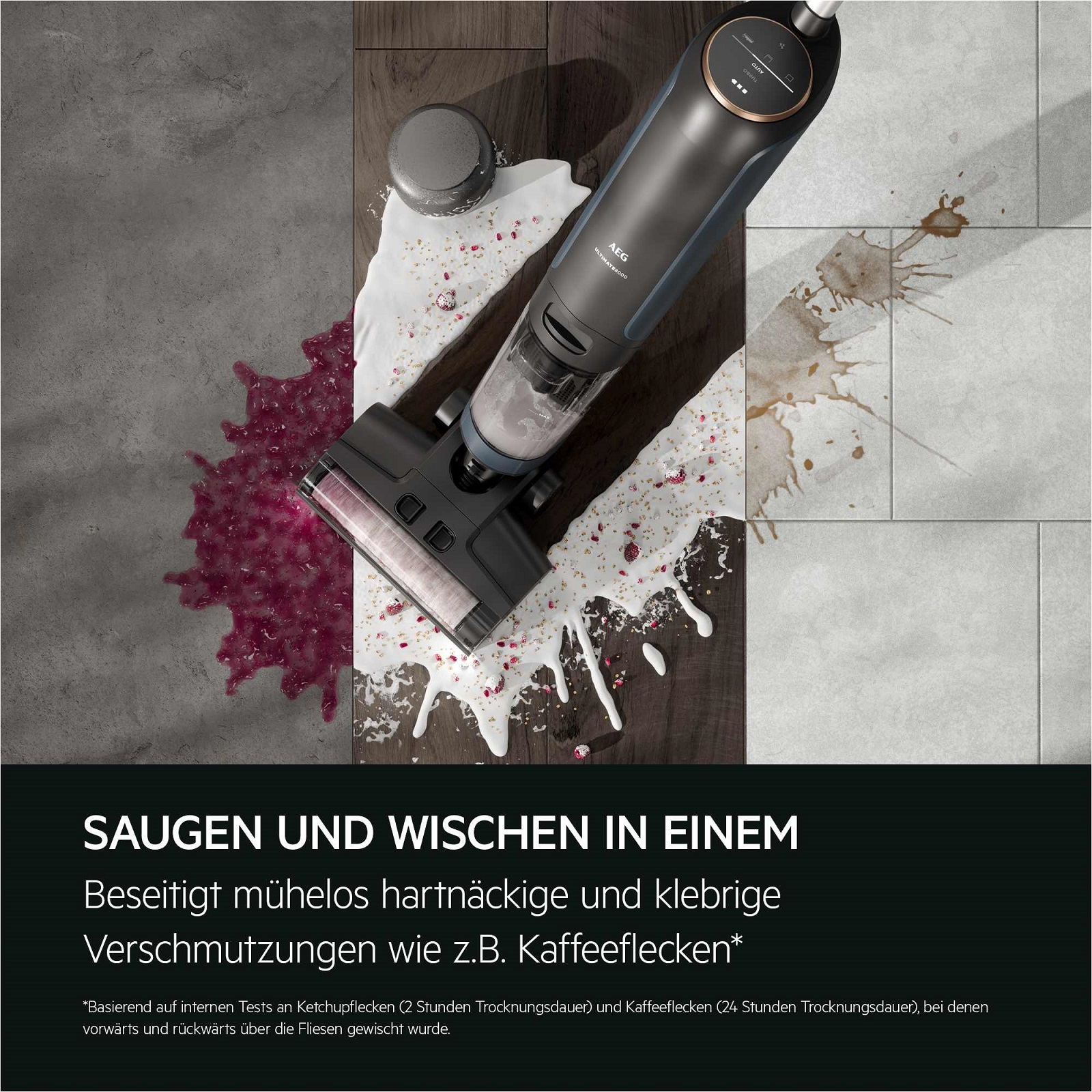 AEG-Staubsauger, der einen Boden reinigt. Auf dem Boden sind verschiedene Flecken zu sehen.
