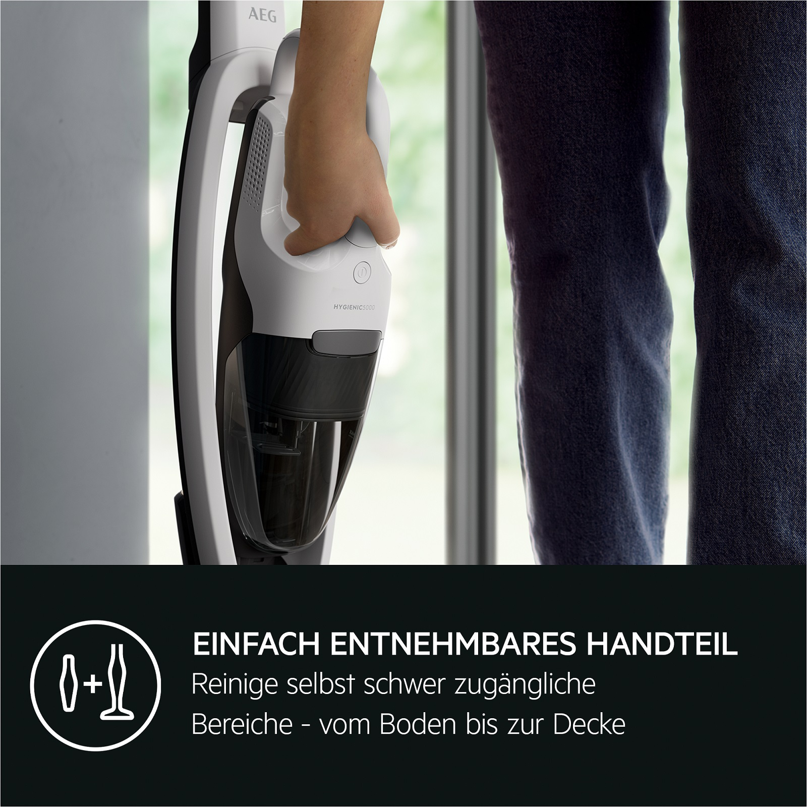 Eine Hand hält einen weiß-grauen AEG Staubsauger und zeigt seinen abnehmbaren Griff.