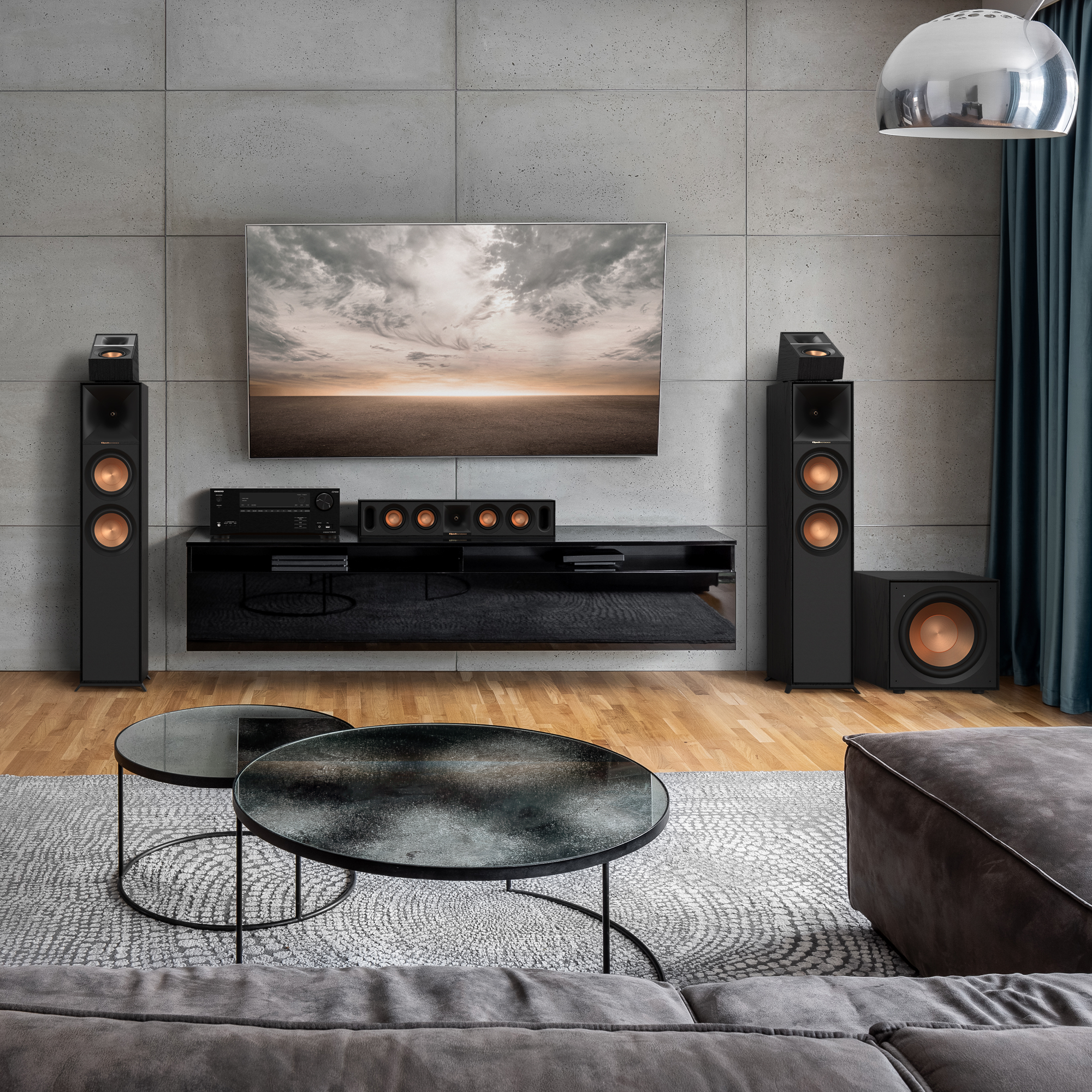 Wohnzimmer mit Fernseher, Lautsprechern und Soundsystem. Dunkles, modernes Interior Design.
