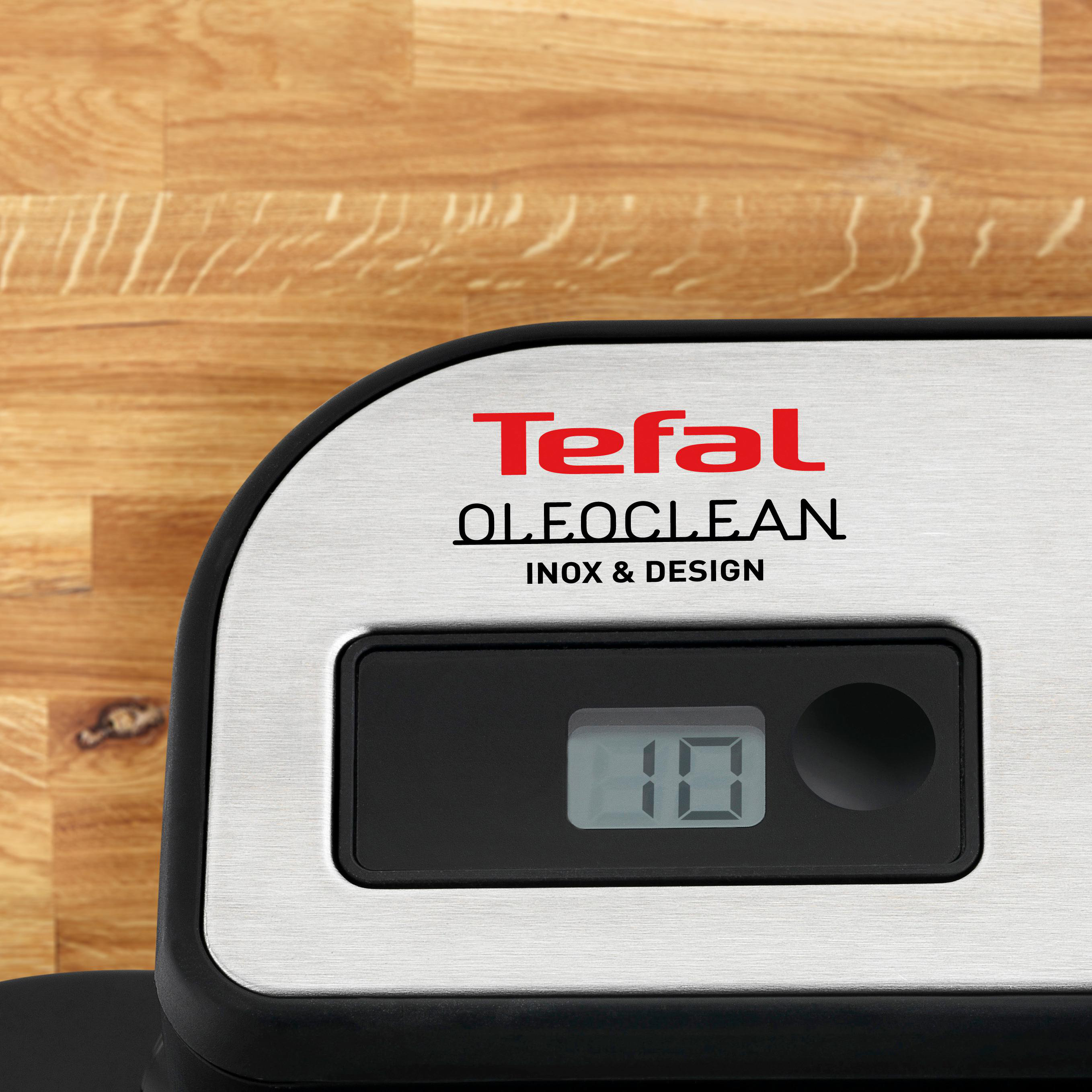 Nahaufnahme eines Frittierfelds mit Tefal Oleoclean Logo und Display.