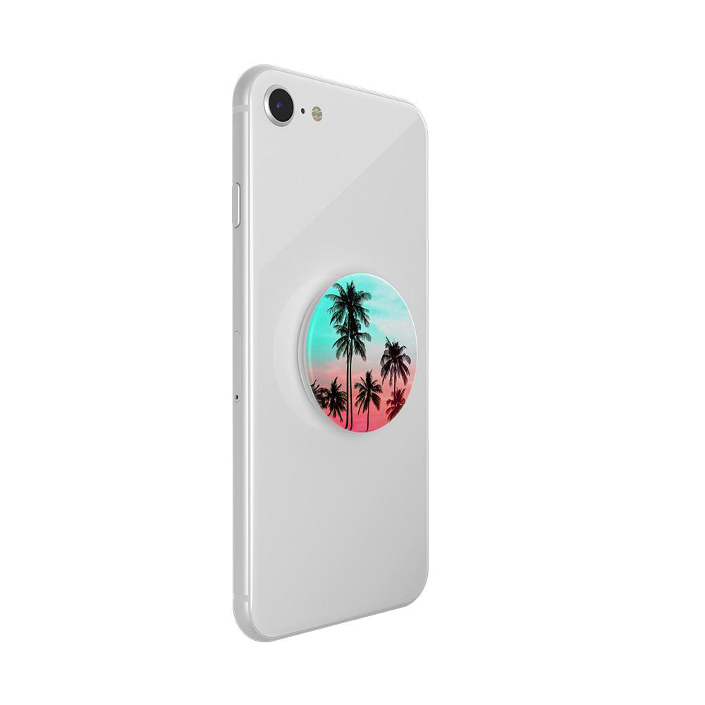 Weißes Telefon mit einem PopSocket mit Palmen bei Sonnenuntergang, isoliert auf Weiß.