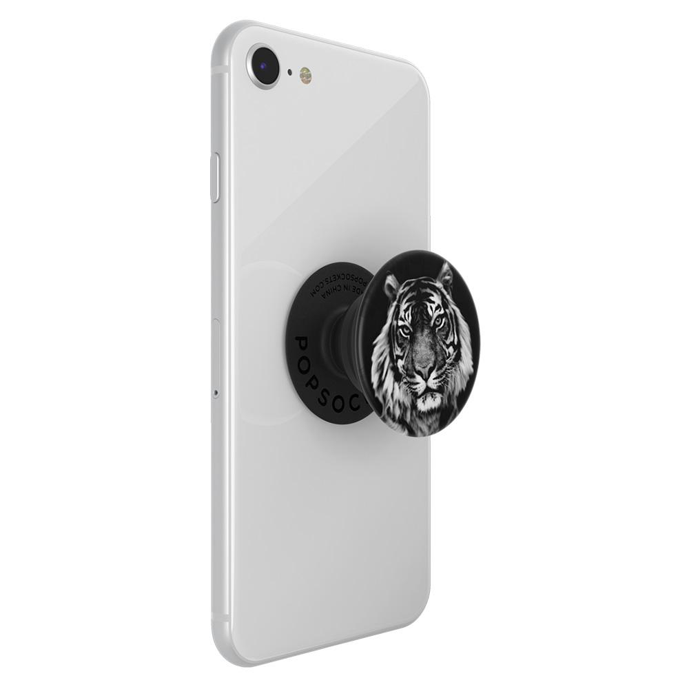 Ein weißes iPhone mit einem Tigergesicht-Popsocket auf der Rückseite befestigt.