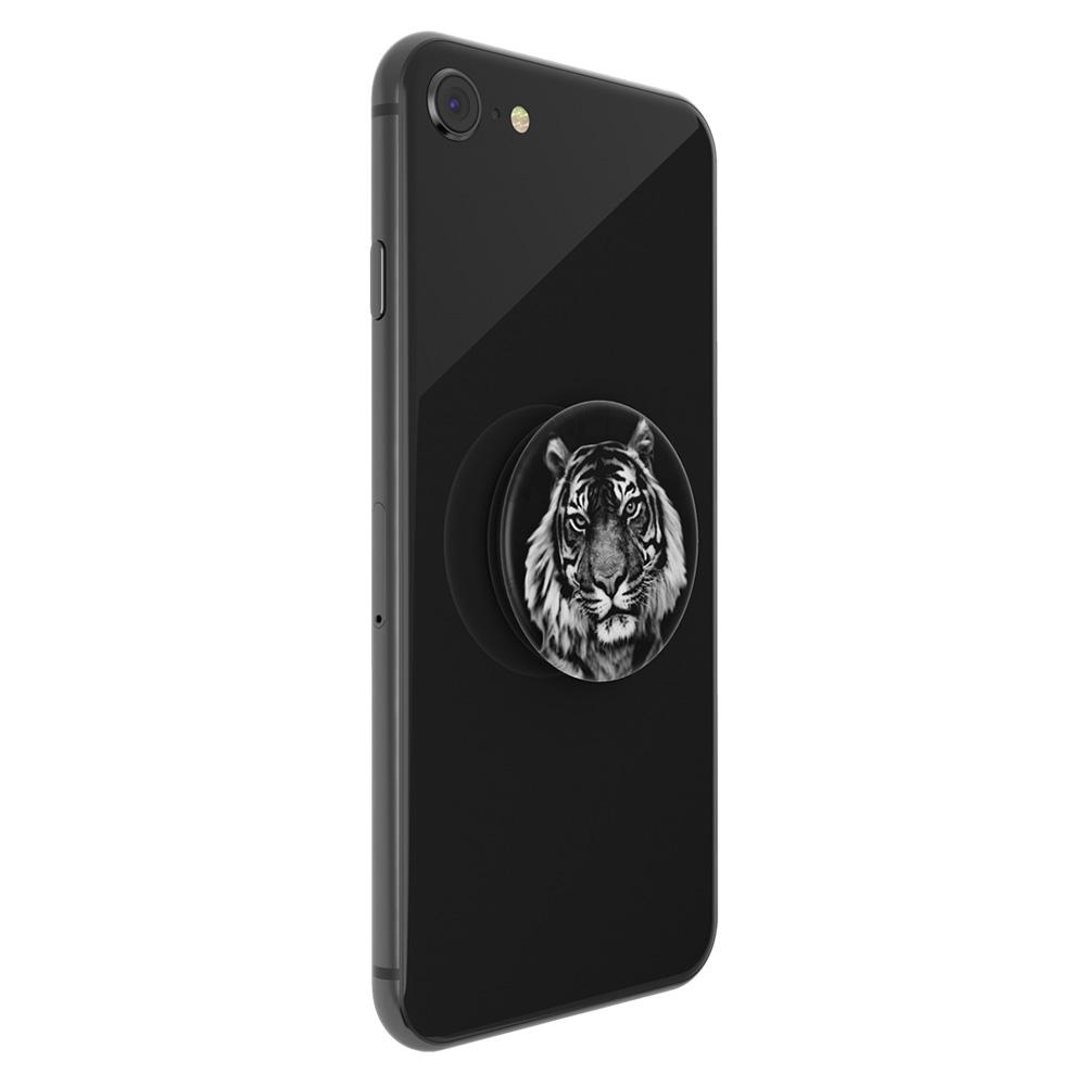 Schwarzes Telefon mit schwarz-weißem Tiger-PopSocket. Schwarzer Hintergrund.