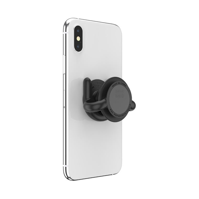 Weißes iPhone mit schwarzem PopSocket, Text "MADE IN CHINA", weißer Hintergrund.