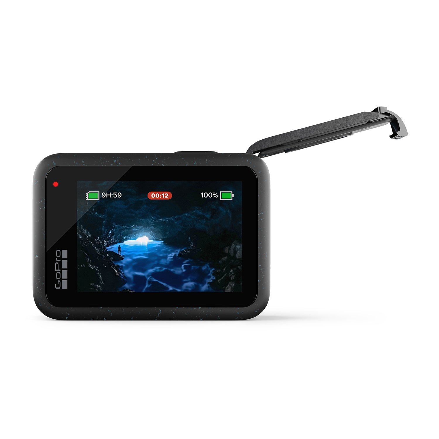 Fotocamera GoPro con sportello aperto, scena grotta scura, batteria 100%.