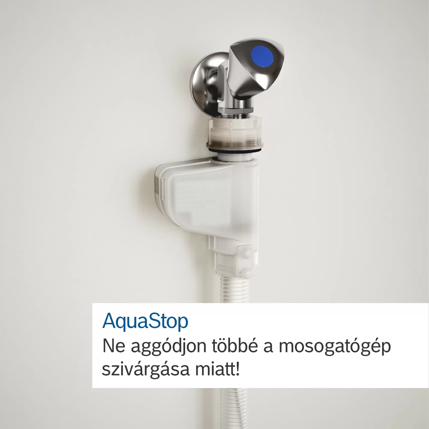 Ezüst zuhanyfej 'AquaStop' szöveggel.