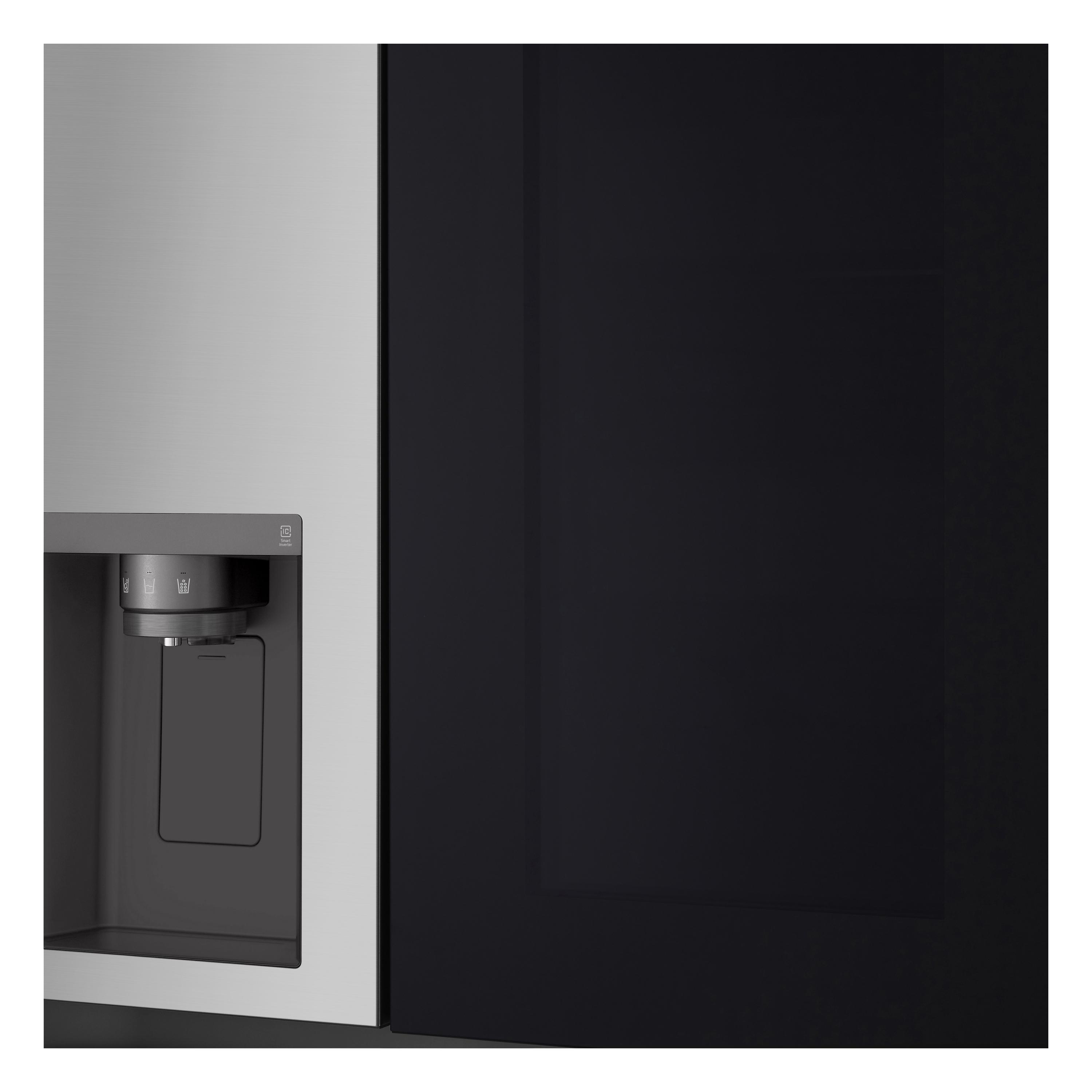 Edelstahlkühlschrank mit dunkler Glastür. Wasserdispenser im Vordergrund.