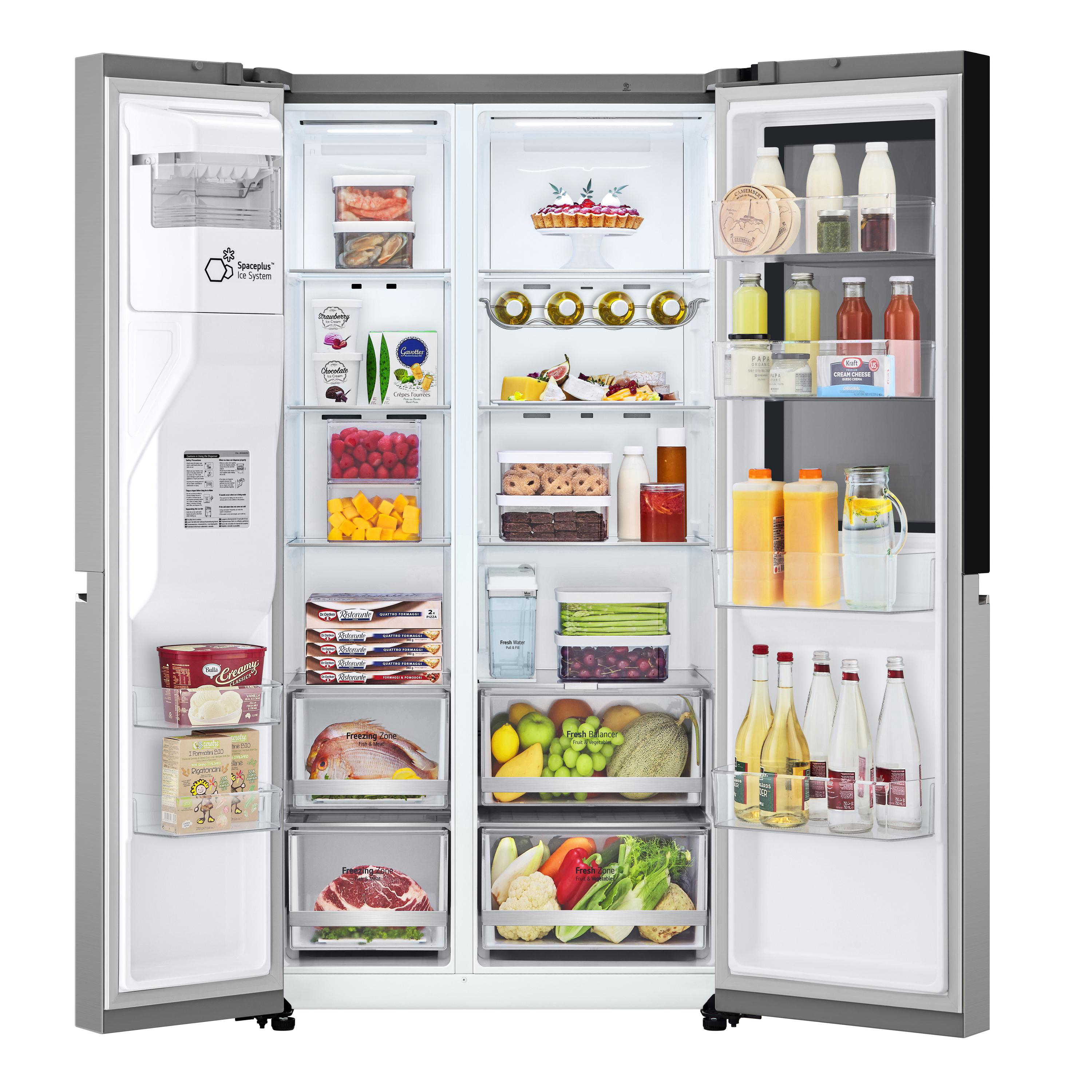 Geöffneter Side-by-Side-Kühlschrank voller Lebensmittel. Die Türen sind geöffnet und zeigen den Inhalt.