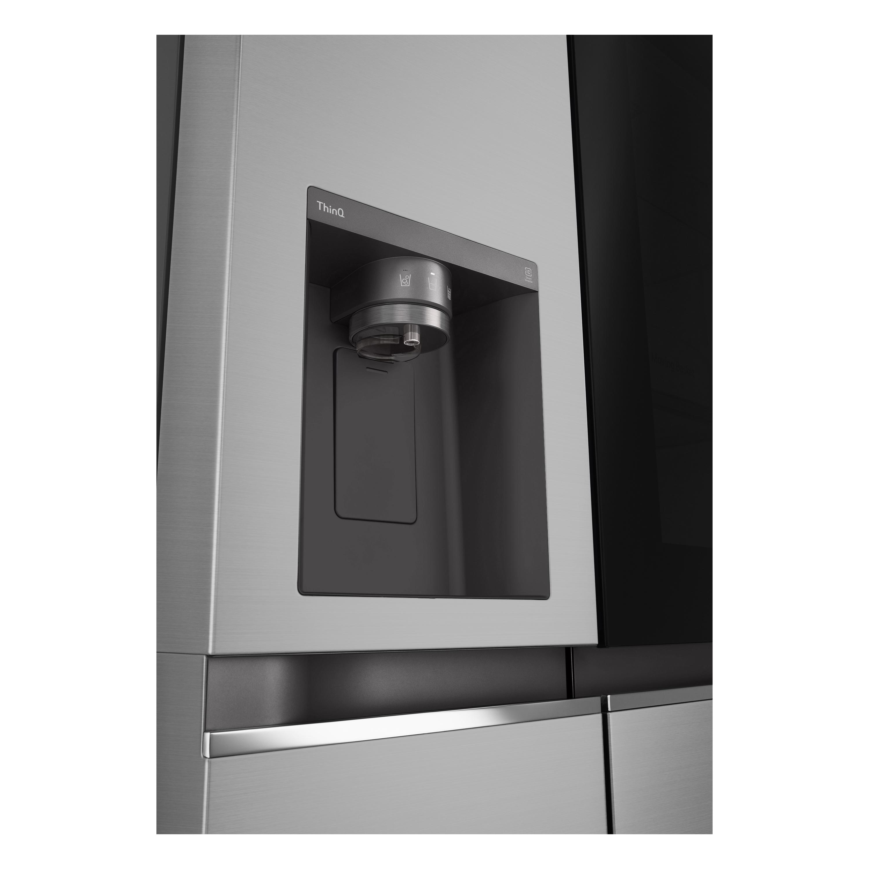 Ein Kühlschrank aus Edelstahl mit Wasserspender. Er hat ein Thing-Logo und eine dunkle Platte.