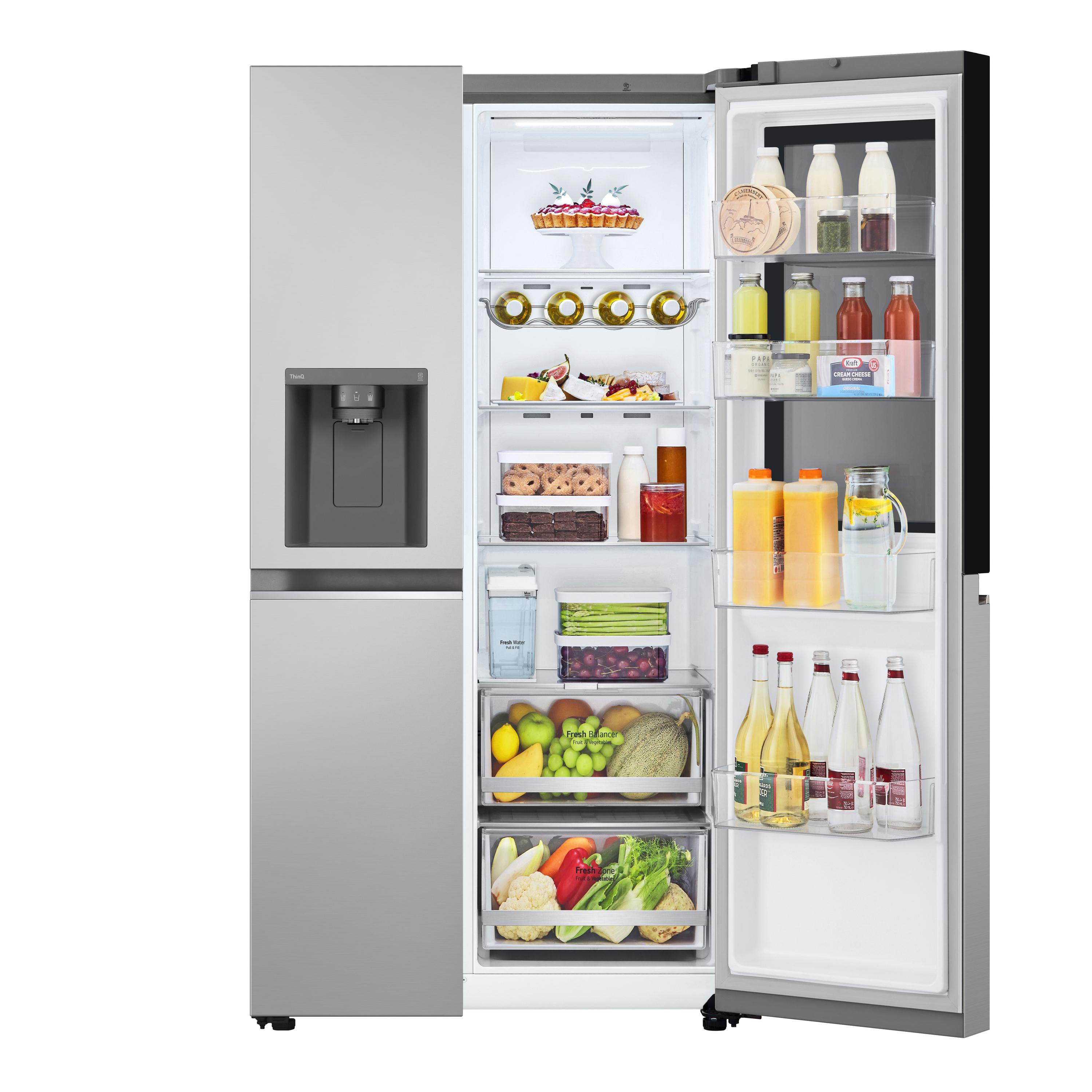 Ein silberner LG-Kühlschrank mit geöffneten Türen, gefüllt mit Lebensmitteln wie Obst und Getränken.