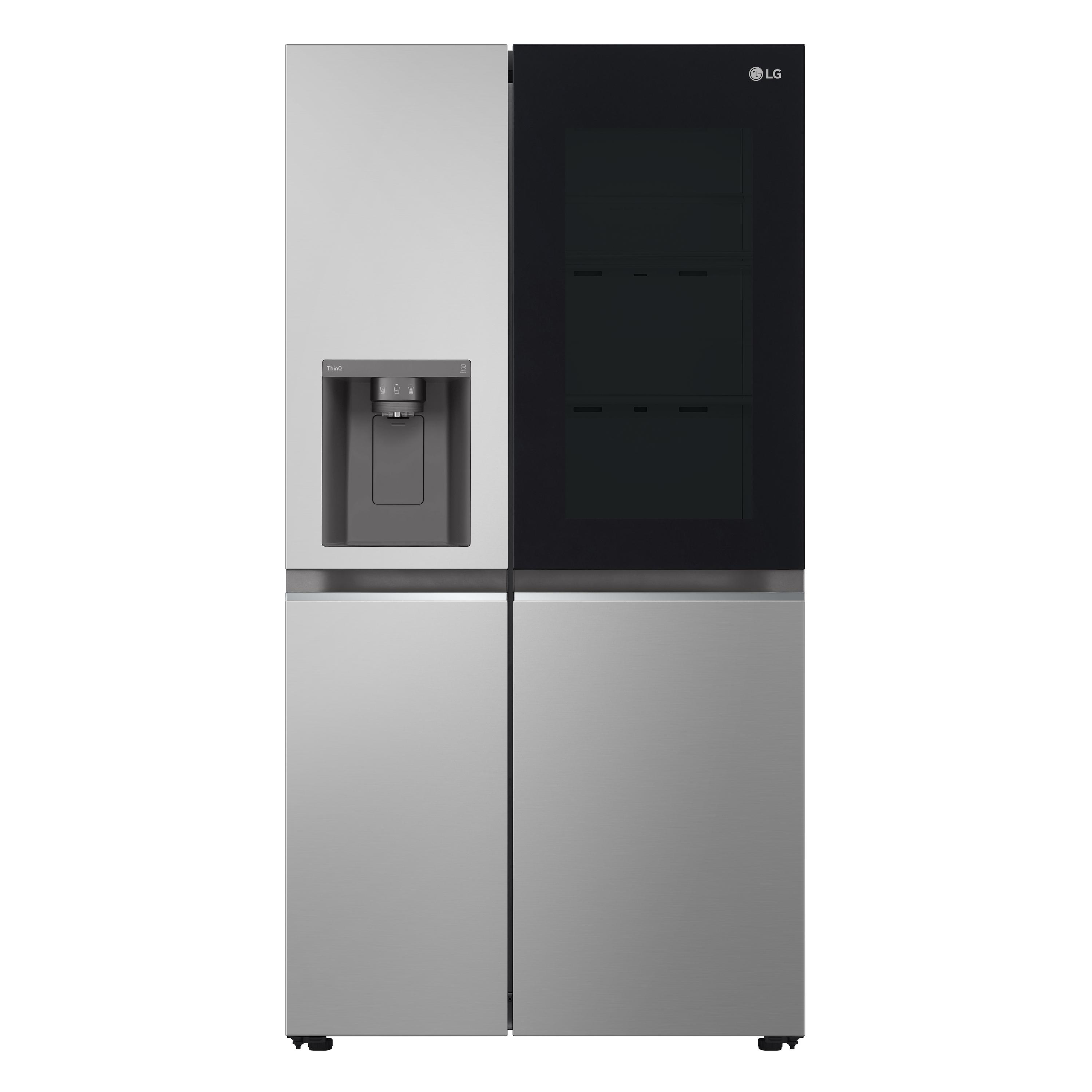 Ein silberner LG-Kühlschrank mit einer schwarzen Glastür auf weißem Grund.