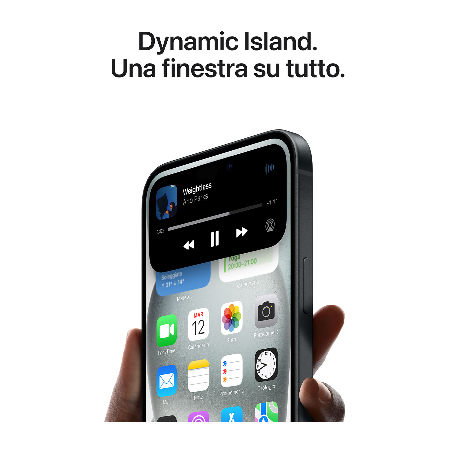 Un telefono che mostra Dynamic Island, mostrando icone di app e controlli musicali. Mano che tiene il telefono.