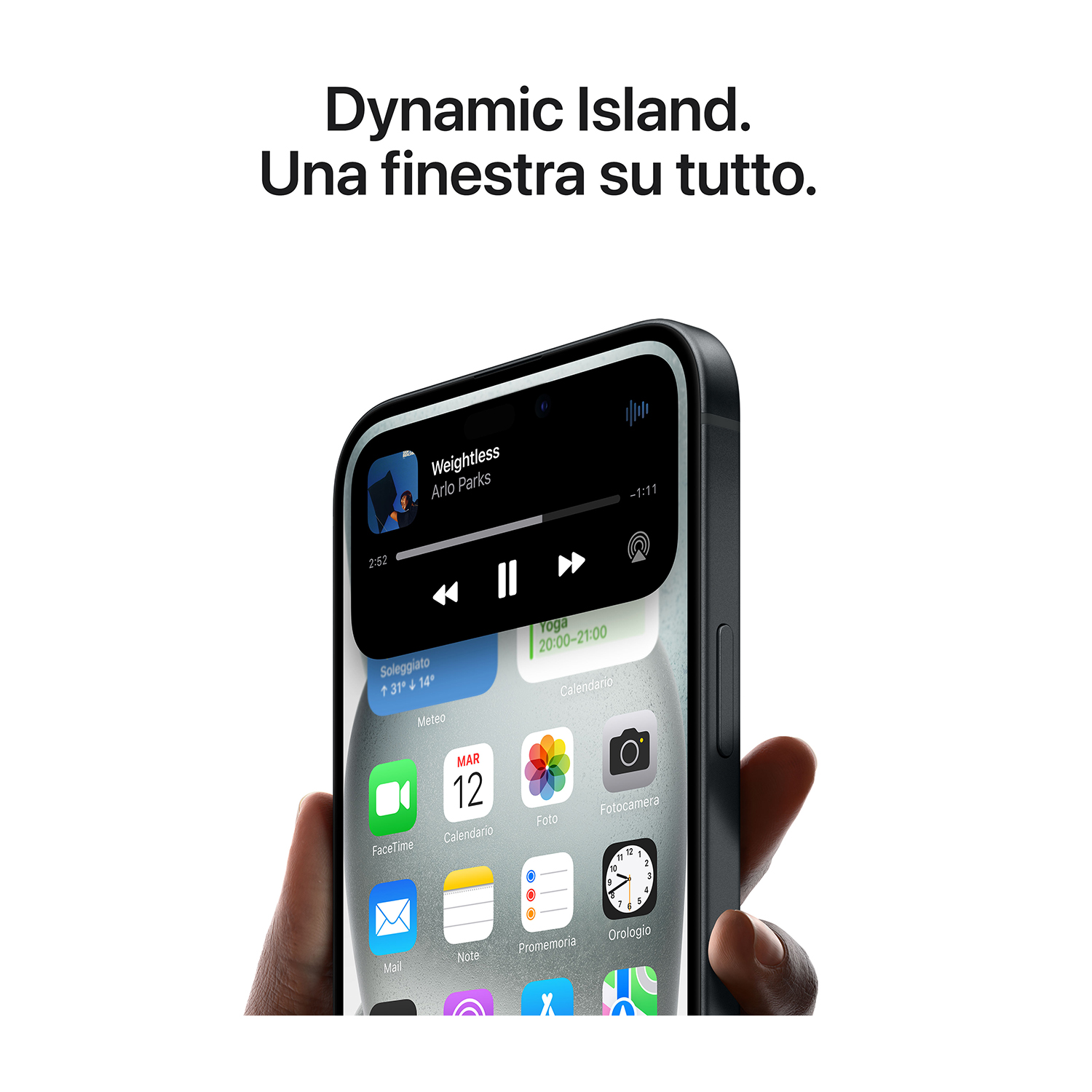 Schermo dell'iPhone con controlli musicali, data e icone delle app; mano che tiene il telefono.