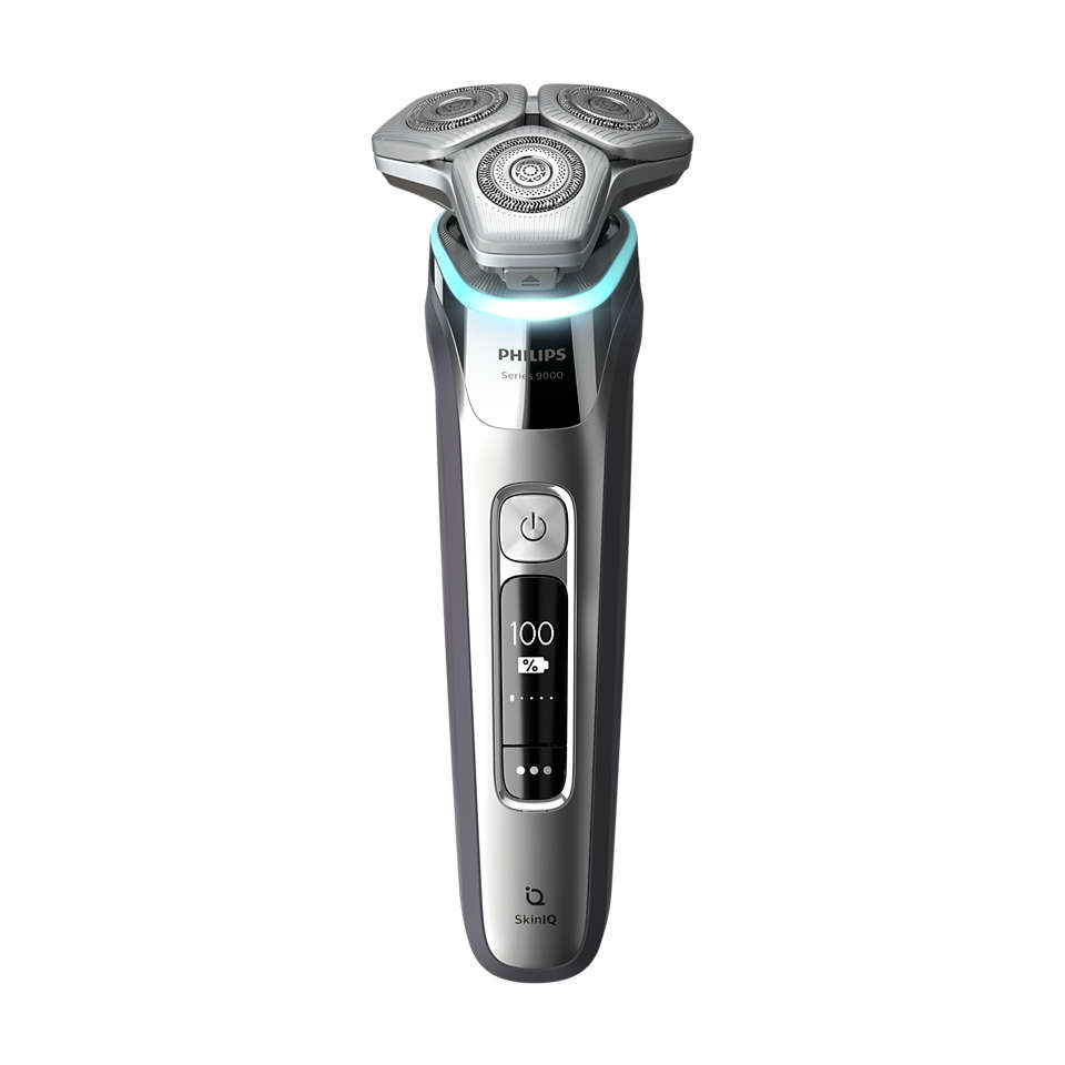 Ezüst és fekete Philips borotva. Digitális kijelző, három fej, fehér háttér.