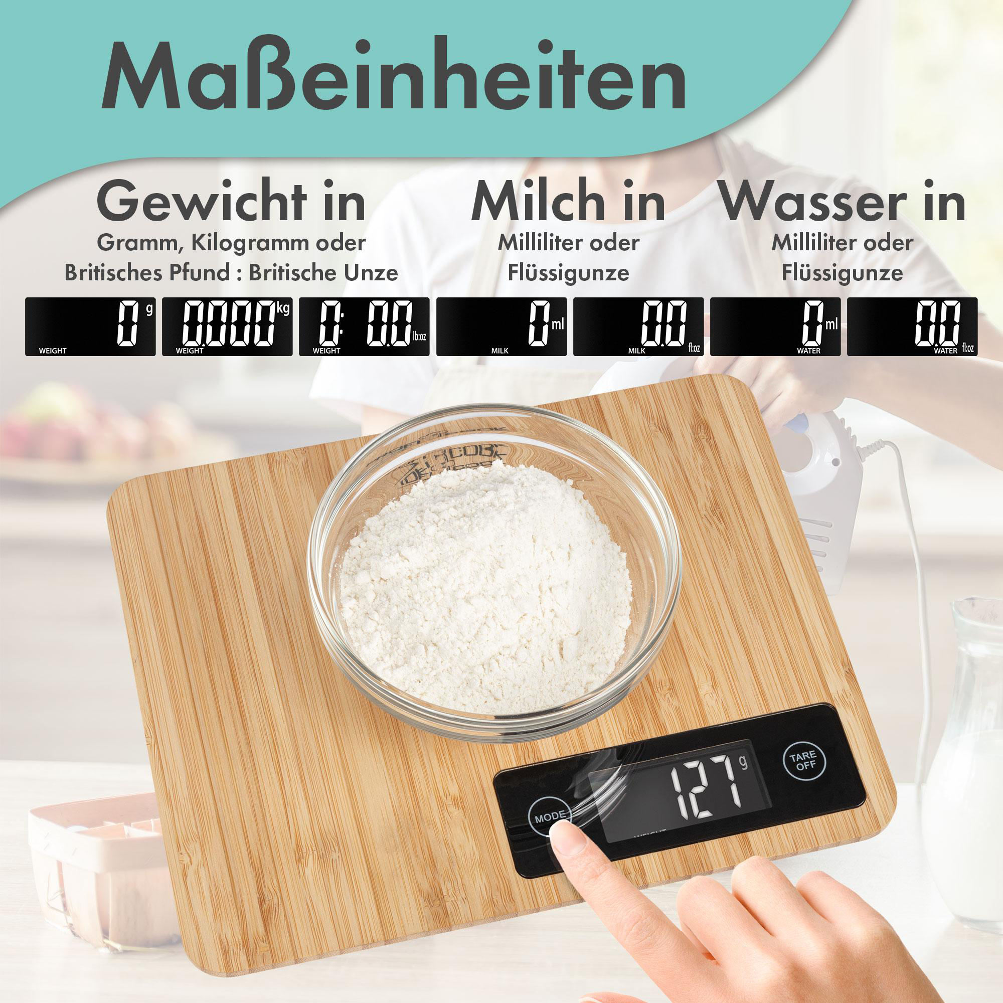 Eine Waage zeigt Mehl in einer Glasschüssel. Anzeige zeigt Gewichts-, Milch- und Wasserangaben.
