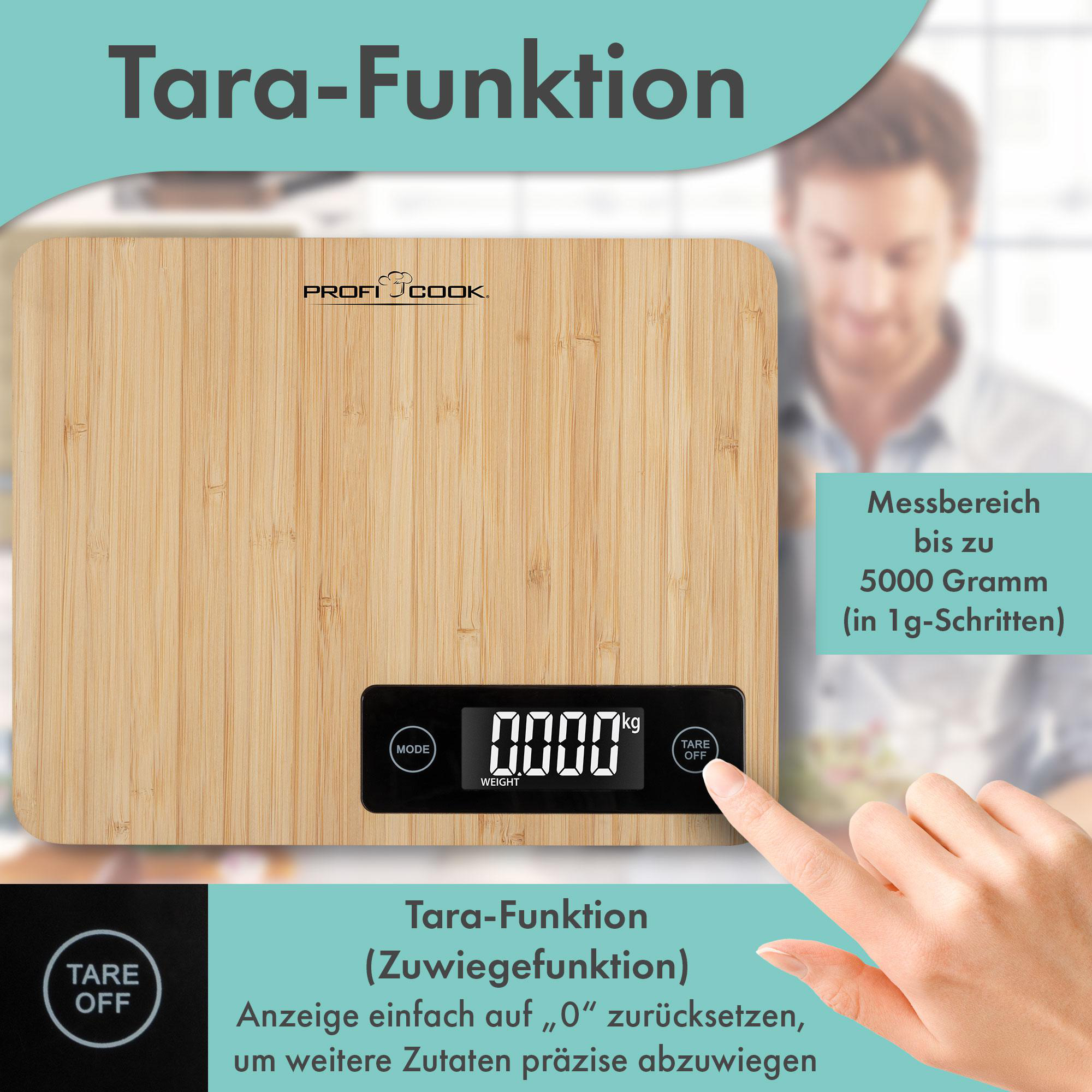 Eine Küchenwaage aus Holz mit digitaler Anzeige, die 0,000 kg anzeigt, und ein Finger, der einen Knopf drückt.