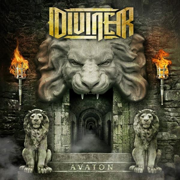 Albumcover mit Löwenkopf, Steintor und dem Logo der Band.