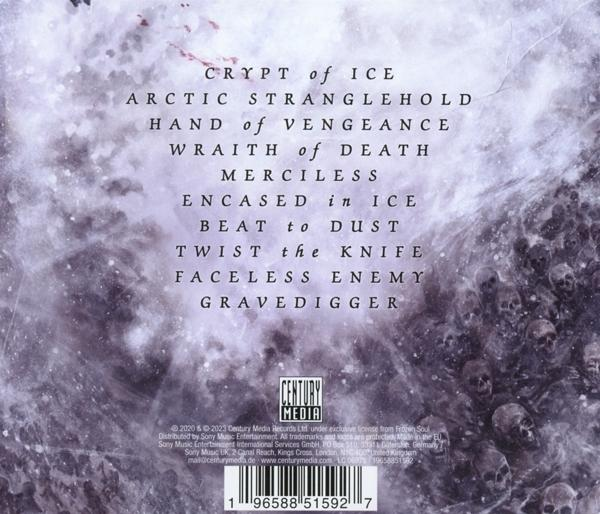 Albumcover mit einer Liste von Songtiteln auf einem Hintergrund einer verschneiten Landschaft mit Schädeln.