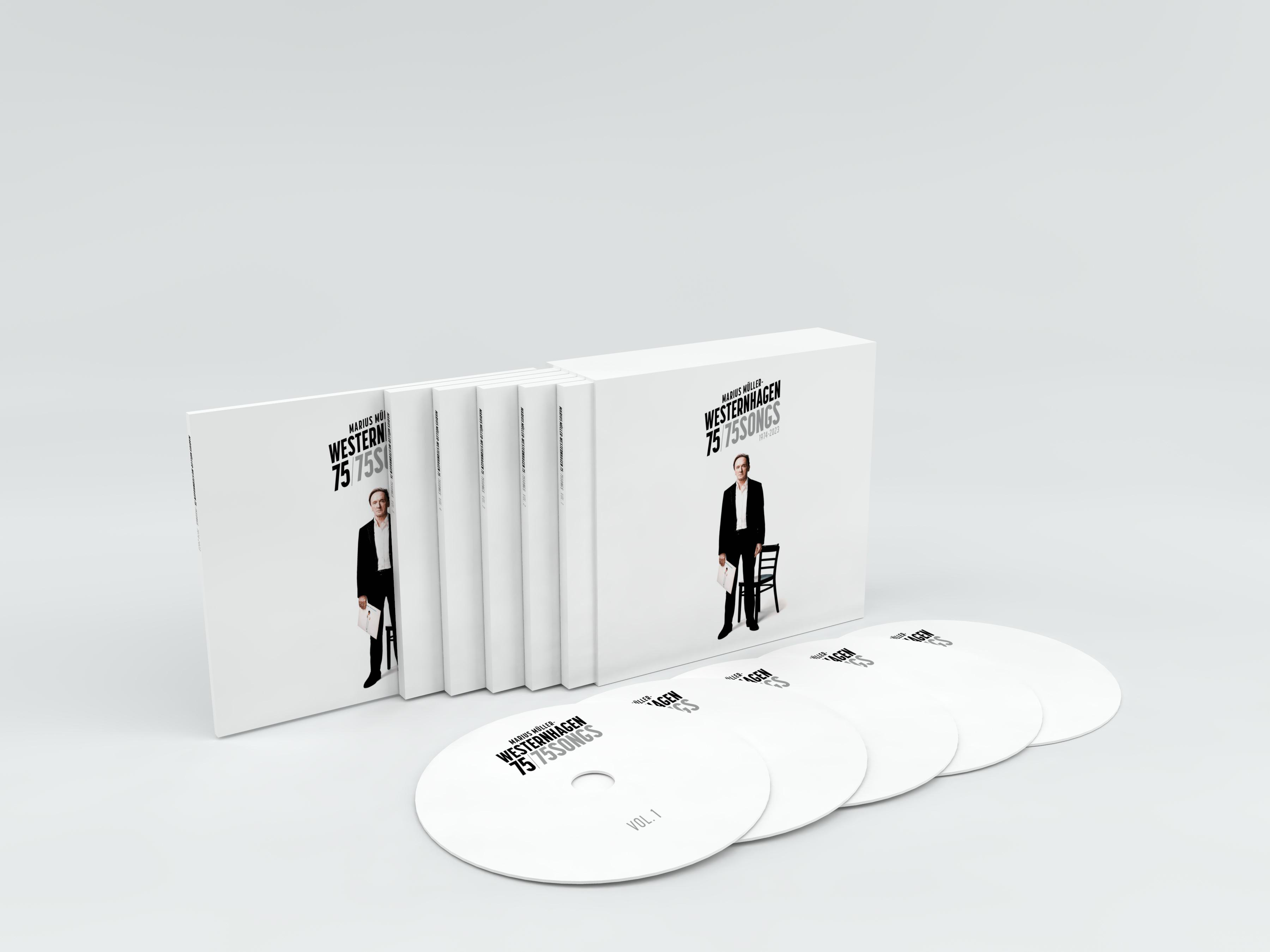 Albumset mit weißen Hüllen, Künstlerfoto. CDs sind sichtbar.