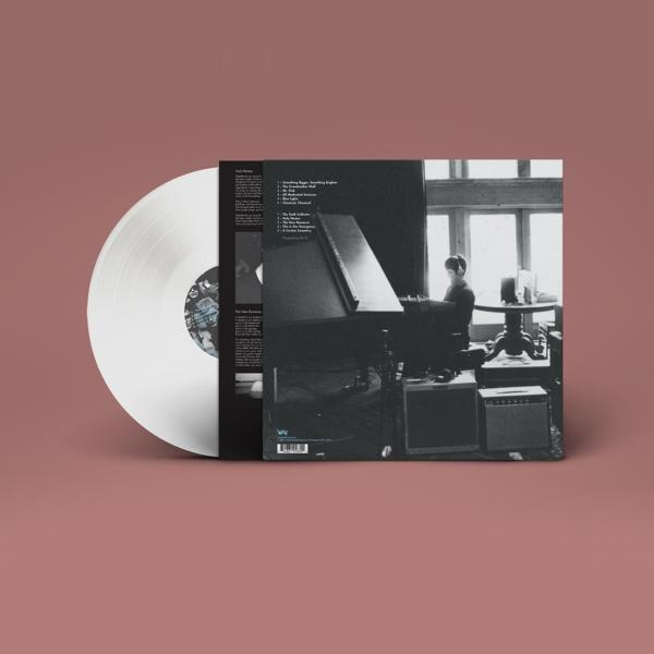 Ein Vinyl-Schallplattenalbum mit Albumcover und einer weißen Vinyl-Schallplatte auf einem weinroten Untergrund.
