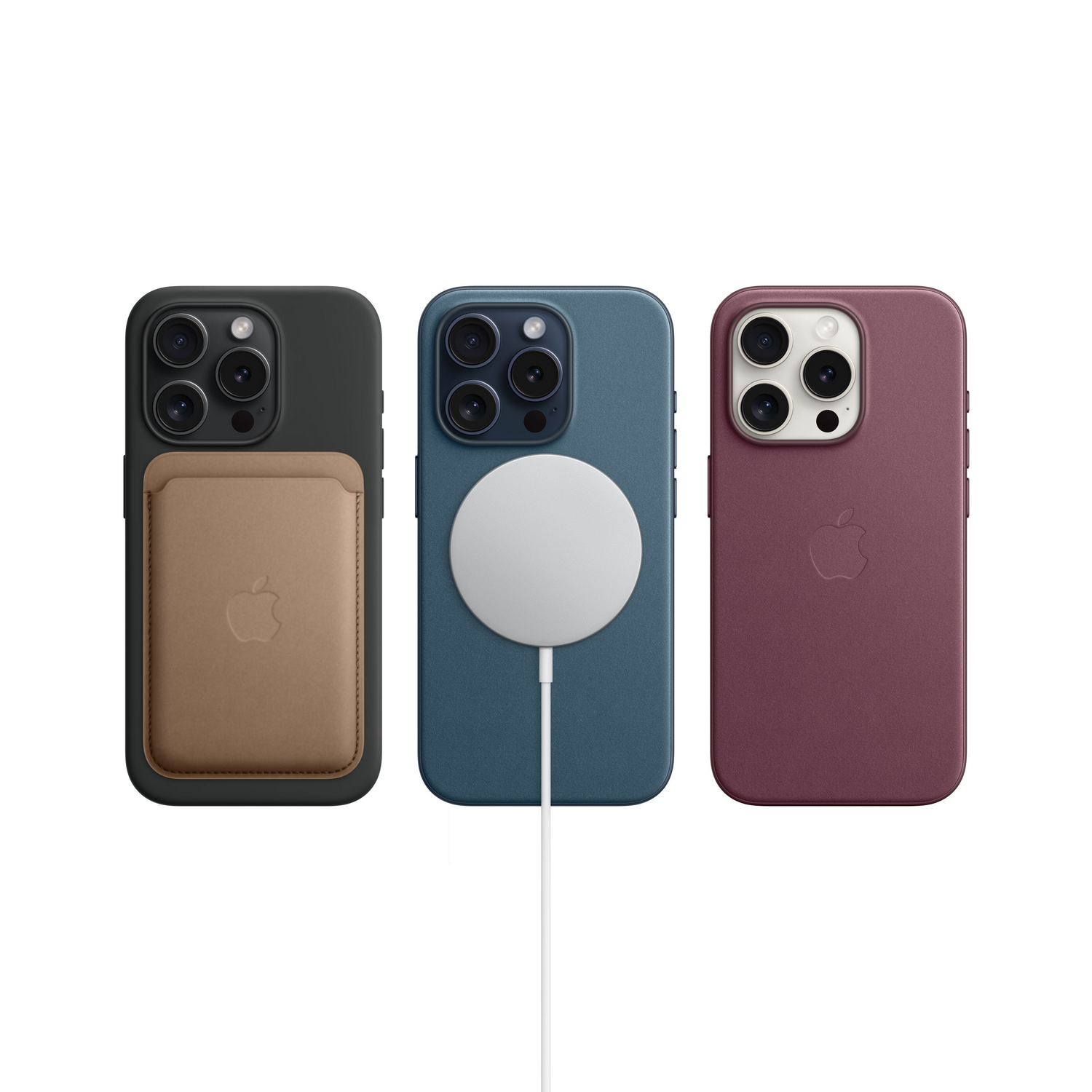 Tres iPhones con fundas. Uno negro con tarjetero, uno azul y uno rojo.