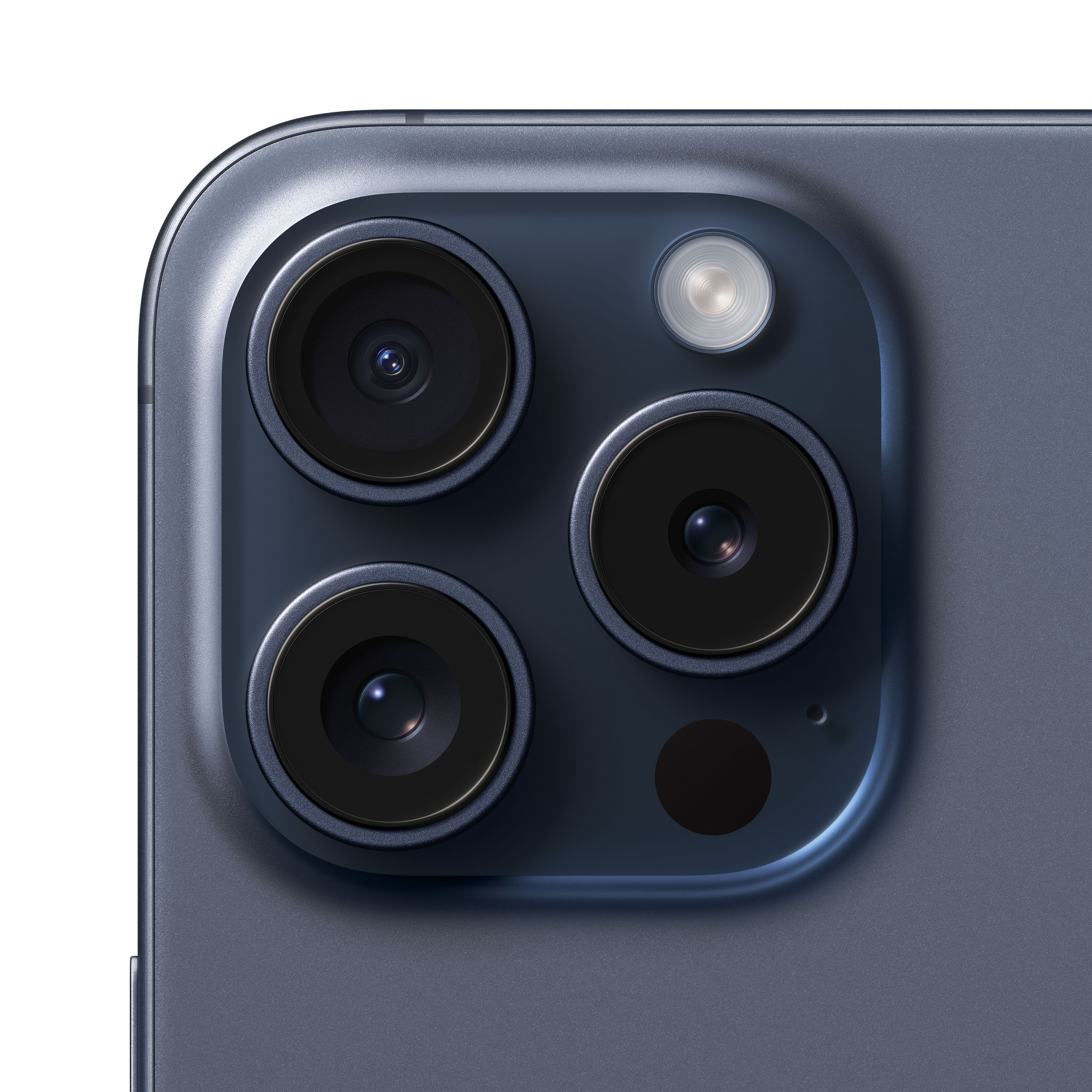 Primer plano de las lentes de la cámara del iPhone 15 Pro, un flash y la parte trasera.