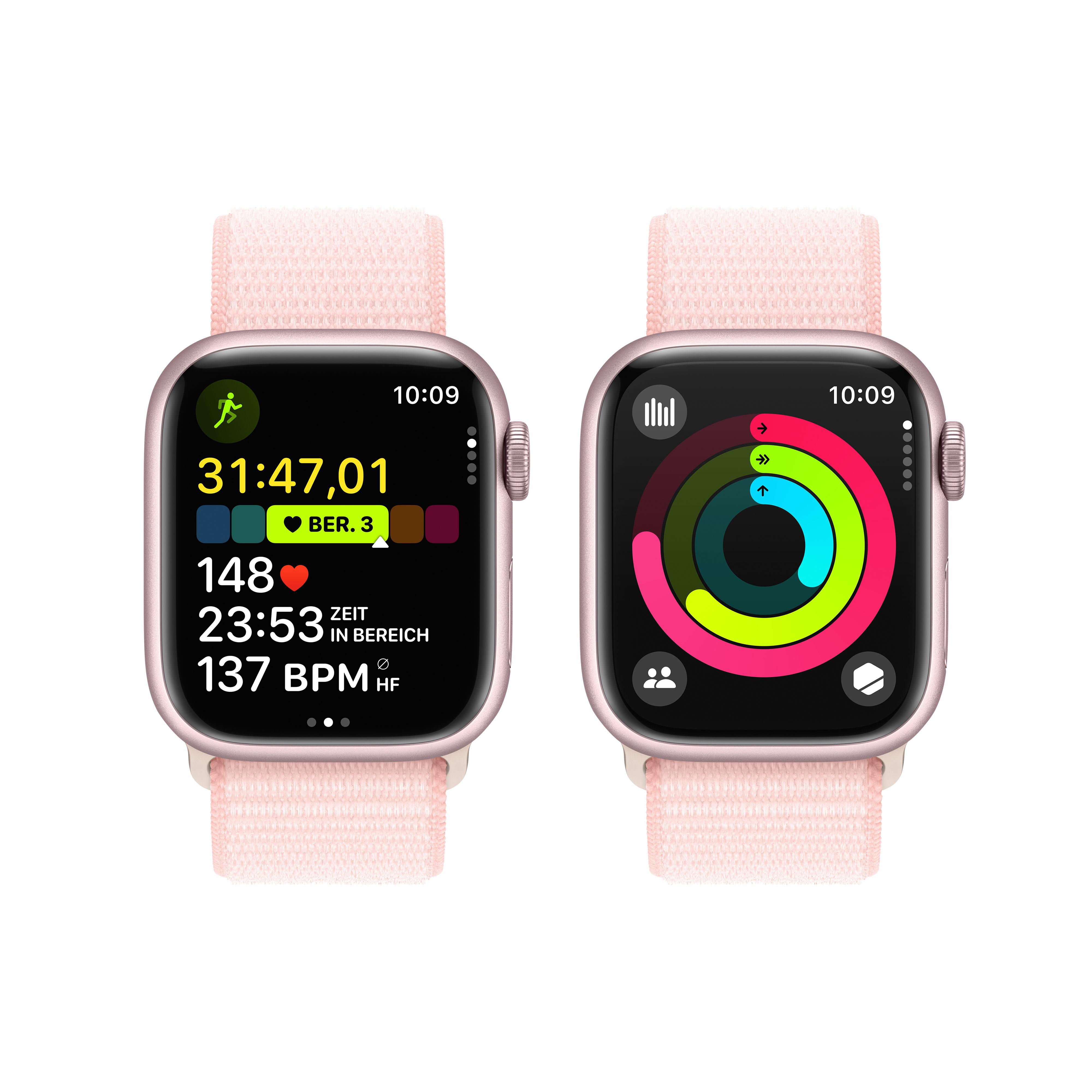 Zwei Apple Watches, rosa Bänder, zeigen Trainingsdaten und Aktivitätsringe auf weißem Grund.
