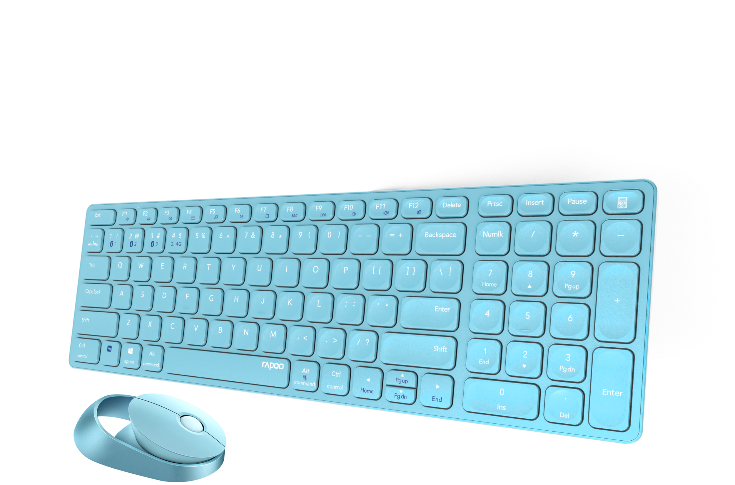 Ein hellblaues Tastatur- und Maus-Set auf weißem Untergrund vor weißem Hintergrund.