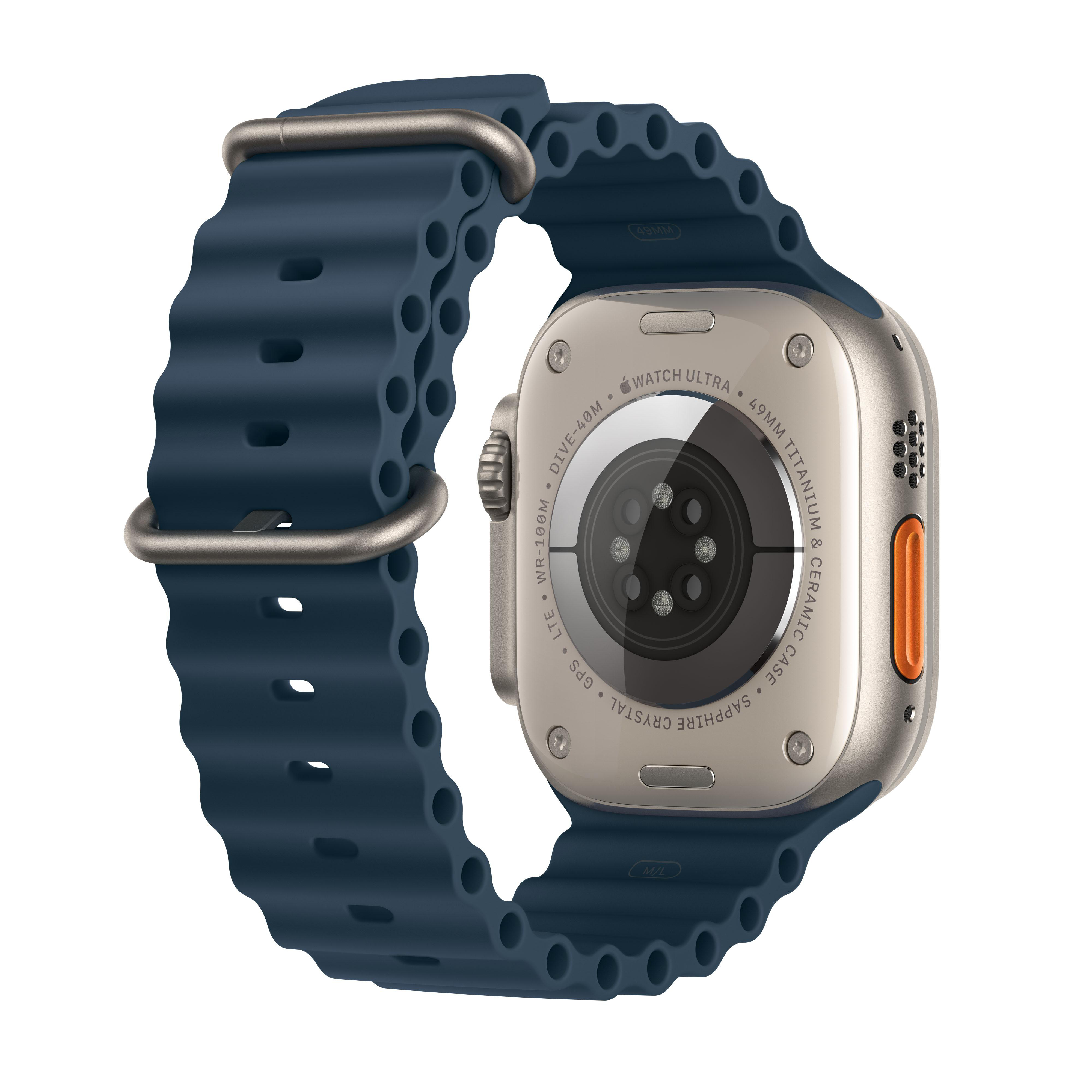 Eine Frau mit einer Apple Watch Ultra beim Bergsteigen. Schwarz-Weiß-Bild.