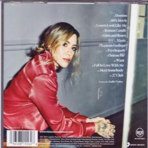 Die Rückseite einer CD mit der Titelliste und einem Foto einer Frau.