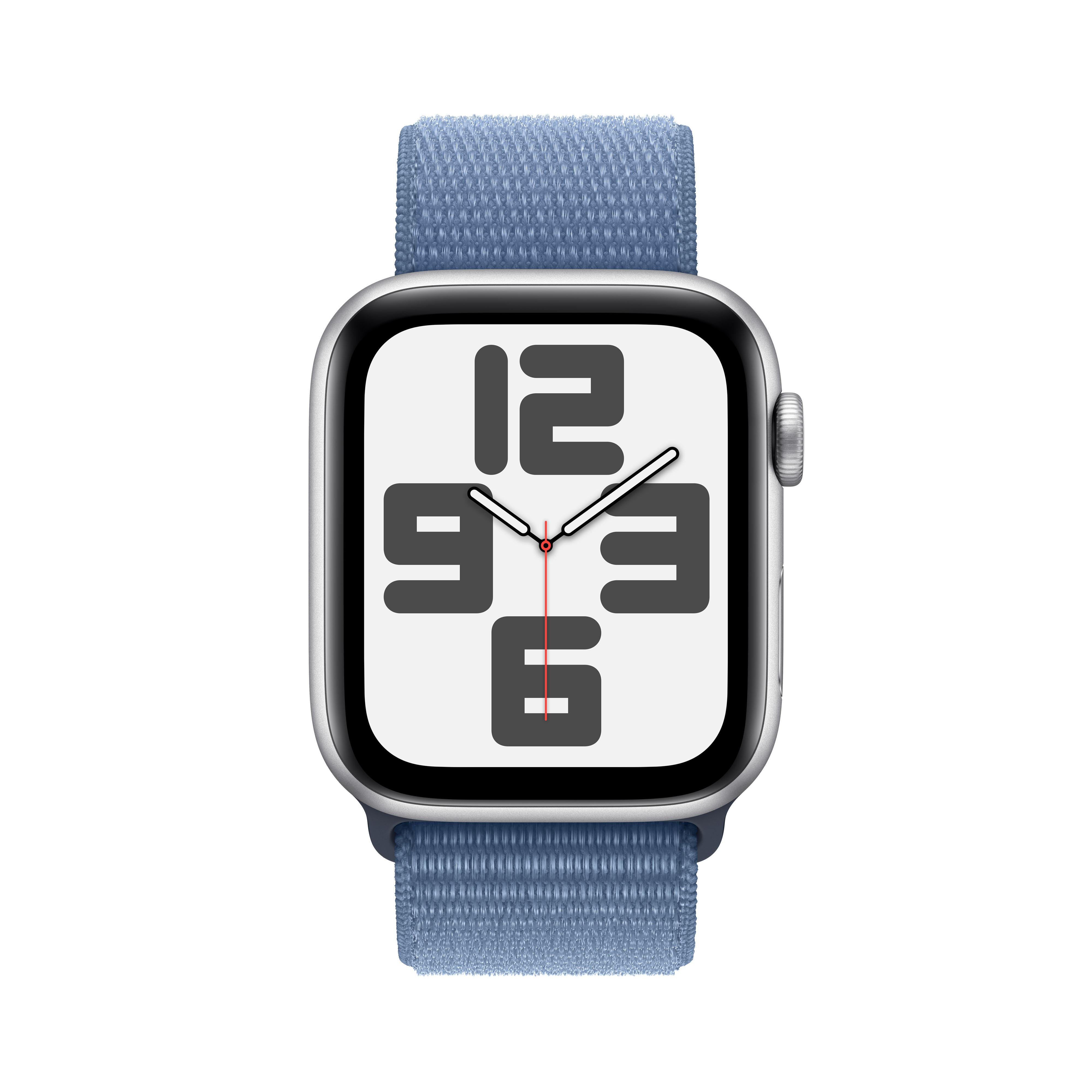 Eine Apple Watch mit silbernem Gehäuse und blauem Stoffarmband, die eine Digitaluhr anzeigt.