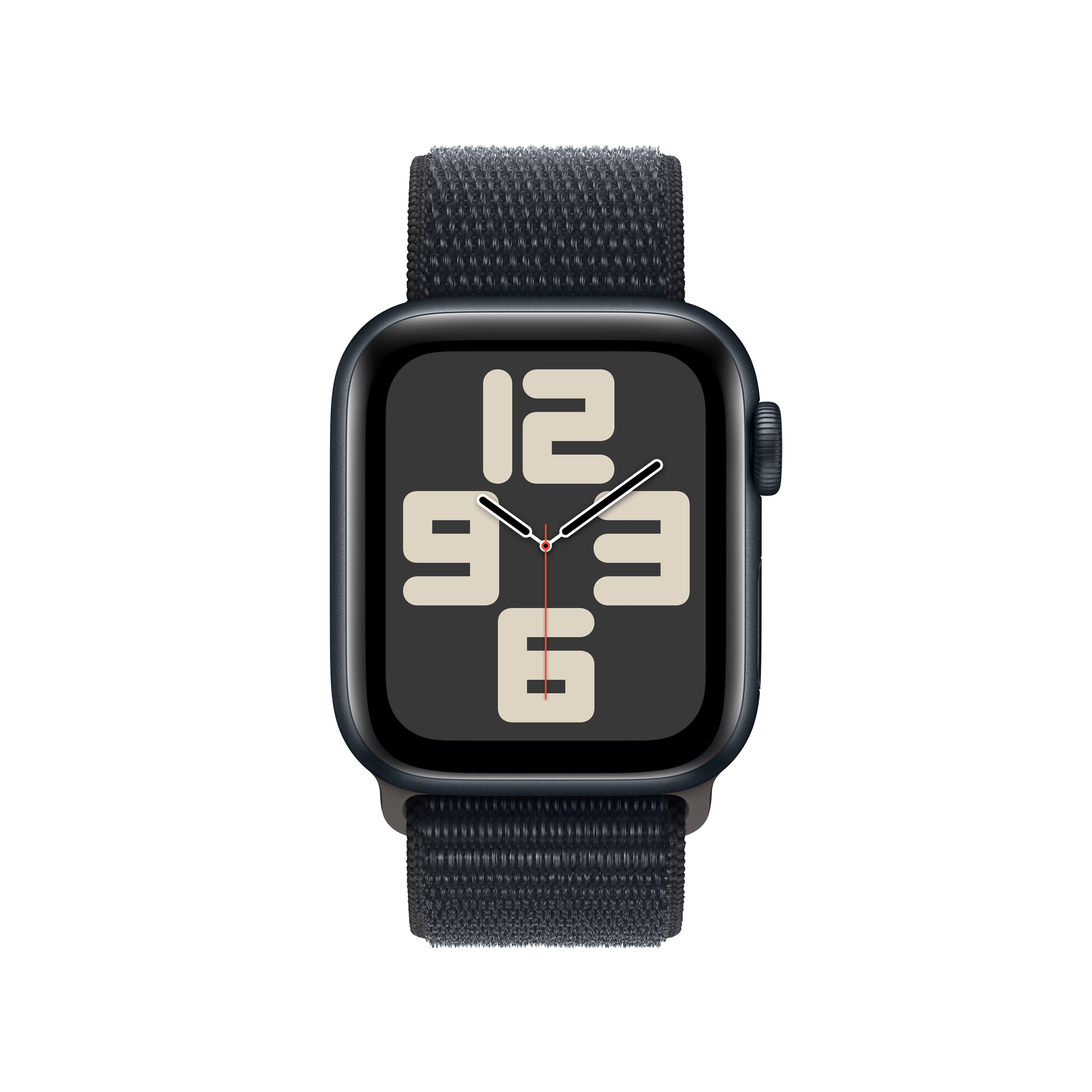 Eine Apple Watch mit schwarzem Gehäuse und dunkelblauem Stoffarmband zeigt die Uhrzeit an.