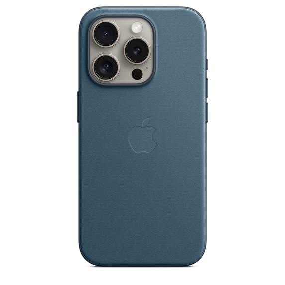 Blaues iPhone mit Lederhülle, zeigt das Apple-Logo und Dreifachkamera auf der Rückseite.