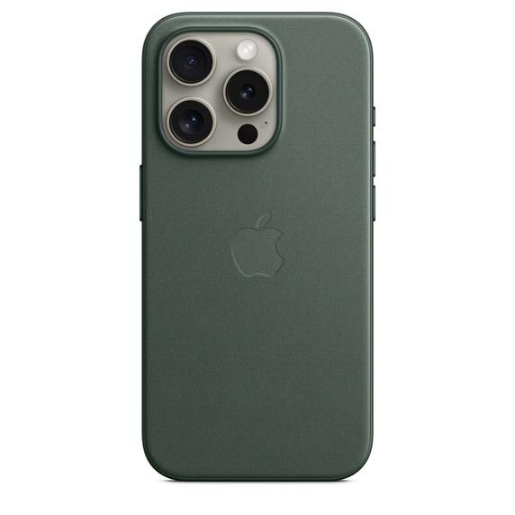 Dunkelgrünes Telefon mit Dreifach-Kamera. Apple-Logo hinten. Auf weißem Hintergrund.