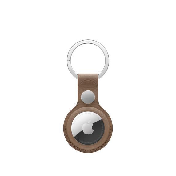 Apple AirTag an einem braunen Leder-Schlüsselanhänger. Weißer Hintergrund.