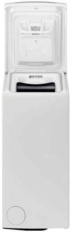 Biała pralka, widok z przodu, otwarta góra.