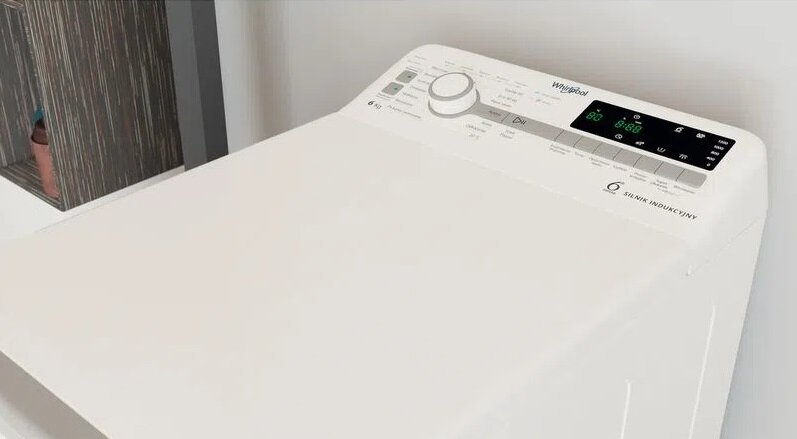 Biała pralka Whirlpool, widok z góry, pokazujący panel sterowania i przód pralki.