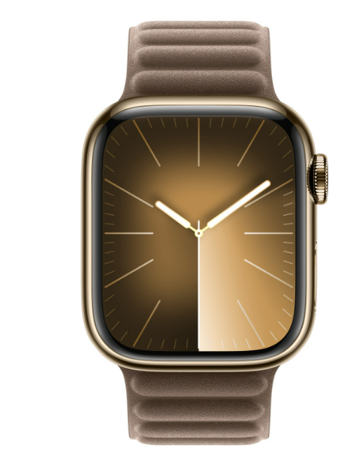 Eine Apple Watch mit braunem Lederarmband, zeigt ein goldenes Zifferblatt mit weißen Zeigern und Markierungen.