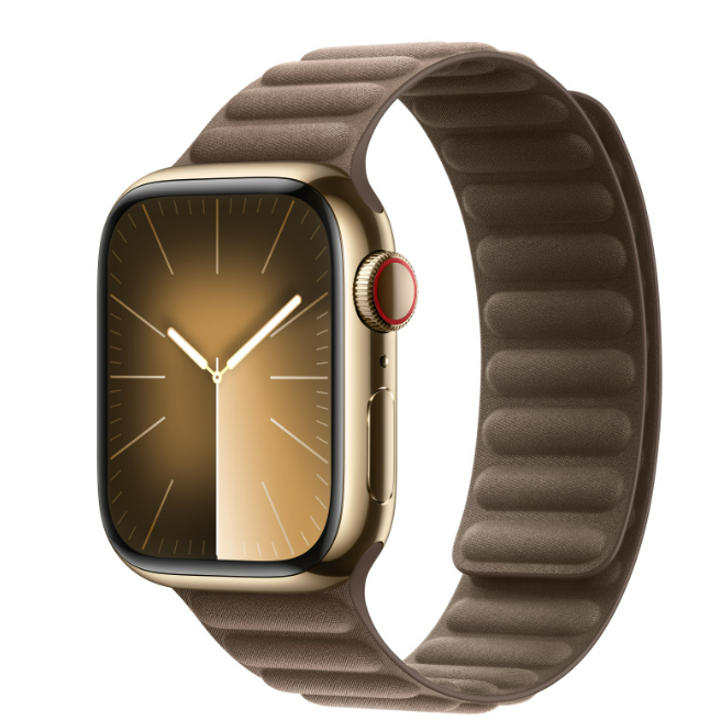 Eine Apple Watch mit goldfarbenem Gehäuse und braunem Lederarmband wird gezeigt.