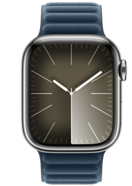 Apple Watch mit blauem Band. Silbernes Gehäuse, schwarzer Bildschirm mit Zeitanzeige.