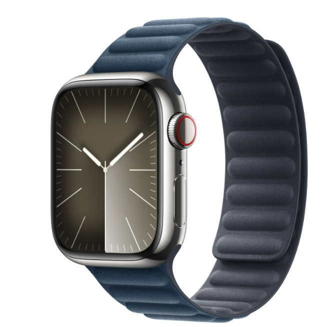 Apple Watch Series mit metallischem Zifferblatt und blauem Armband. Die Anzeige zeigt eine Uhr.