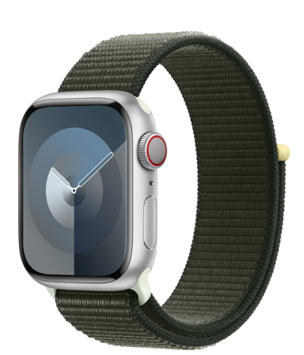 Eine Apple Watch an einem grünen Sport Loop-Armband. Das Display ist eingeschaltet. Weißer Hintergrund.