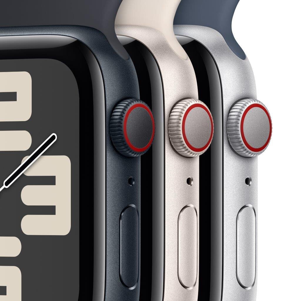 Trzy Apple Watche w kolorze granatowym, beżowym i srebrnym. Boczne przyciski mają czerwone obwódki. Tarcze pokazują czas.