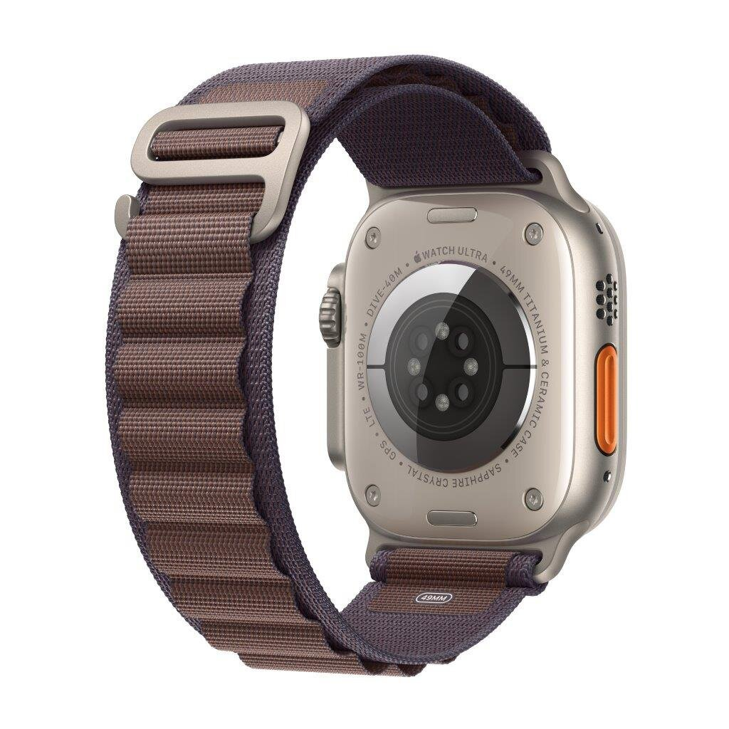 Tył Apple Watch Ultra z brązowym paskiem, pokazujący czujniki i pomarańczowy przycisk.