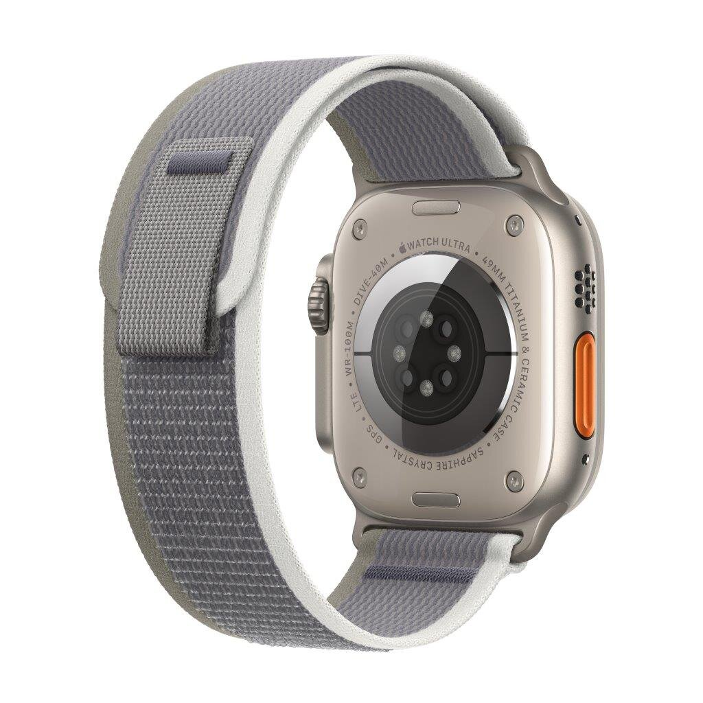 Tył srebrnego Apple Watch Ultra z szaro-białym paskiem i pomarańczowym przyciskiem.