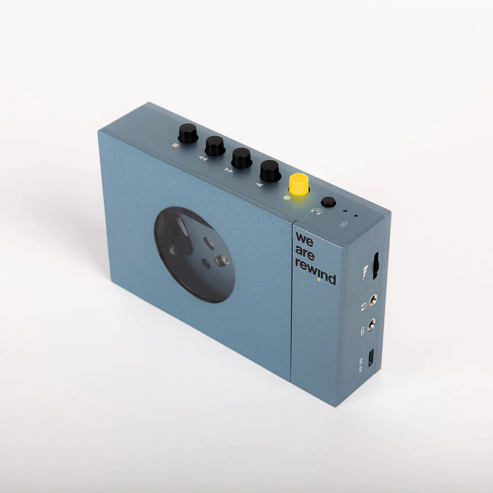 Blauer Audio-Player im Retro-Stil mit schwarzen und gelben Knöpfen.