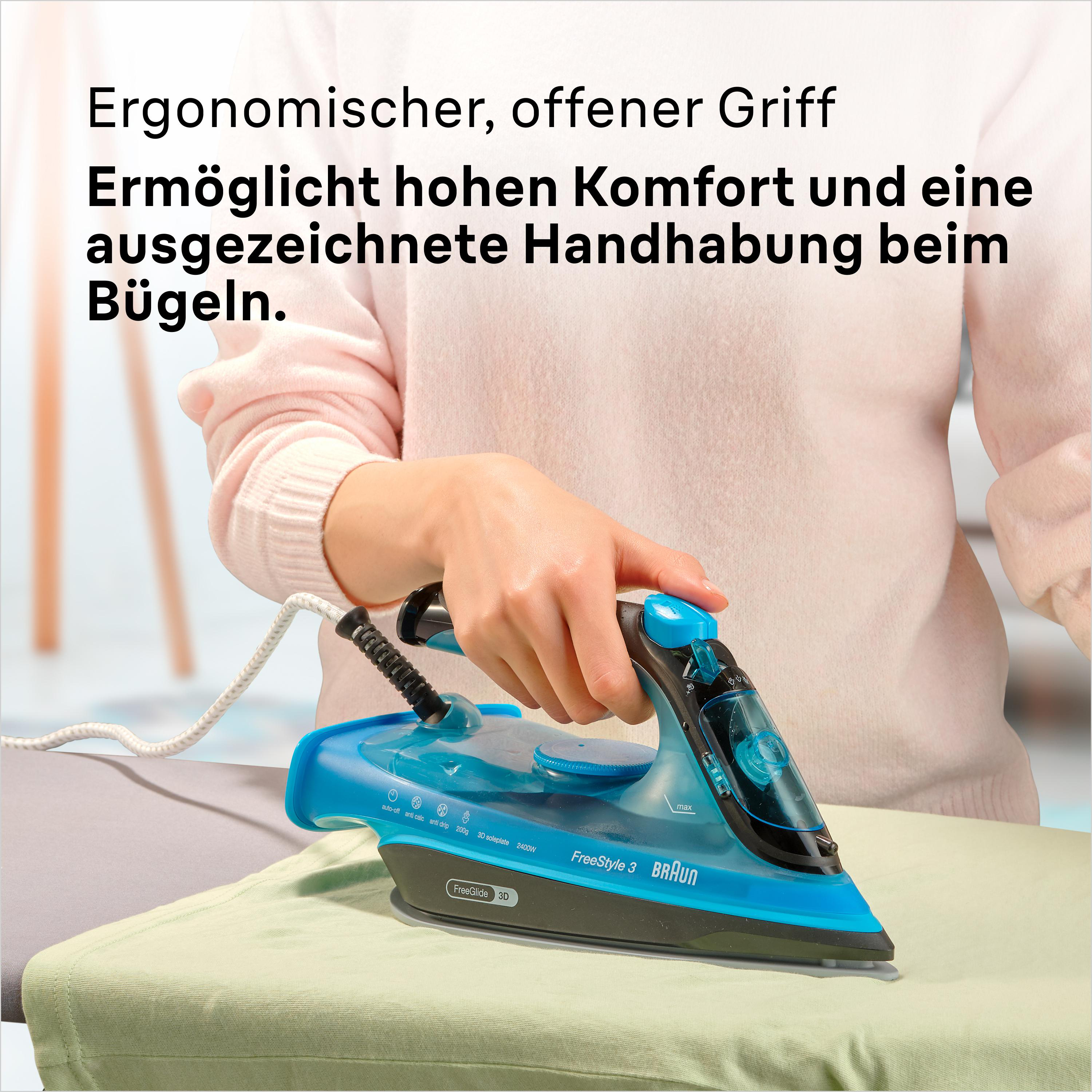 Frau hält ein blaues und schwarzes Bügeleisen, bügelt ein hellgrünes Tuch. Das Bügeleisen ist ein Braun FreeStyle 3.