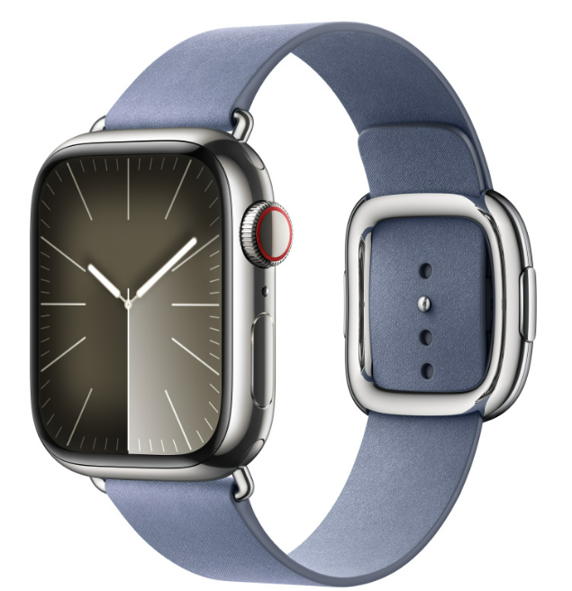 Silberne Apple Watch mit hellblauem Armband. Das Zifferblatt zeigt die Zeit und andere Informationen an.