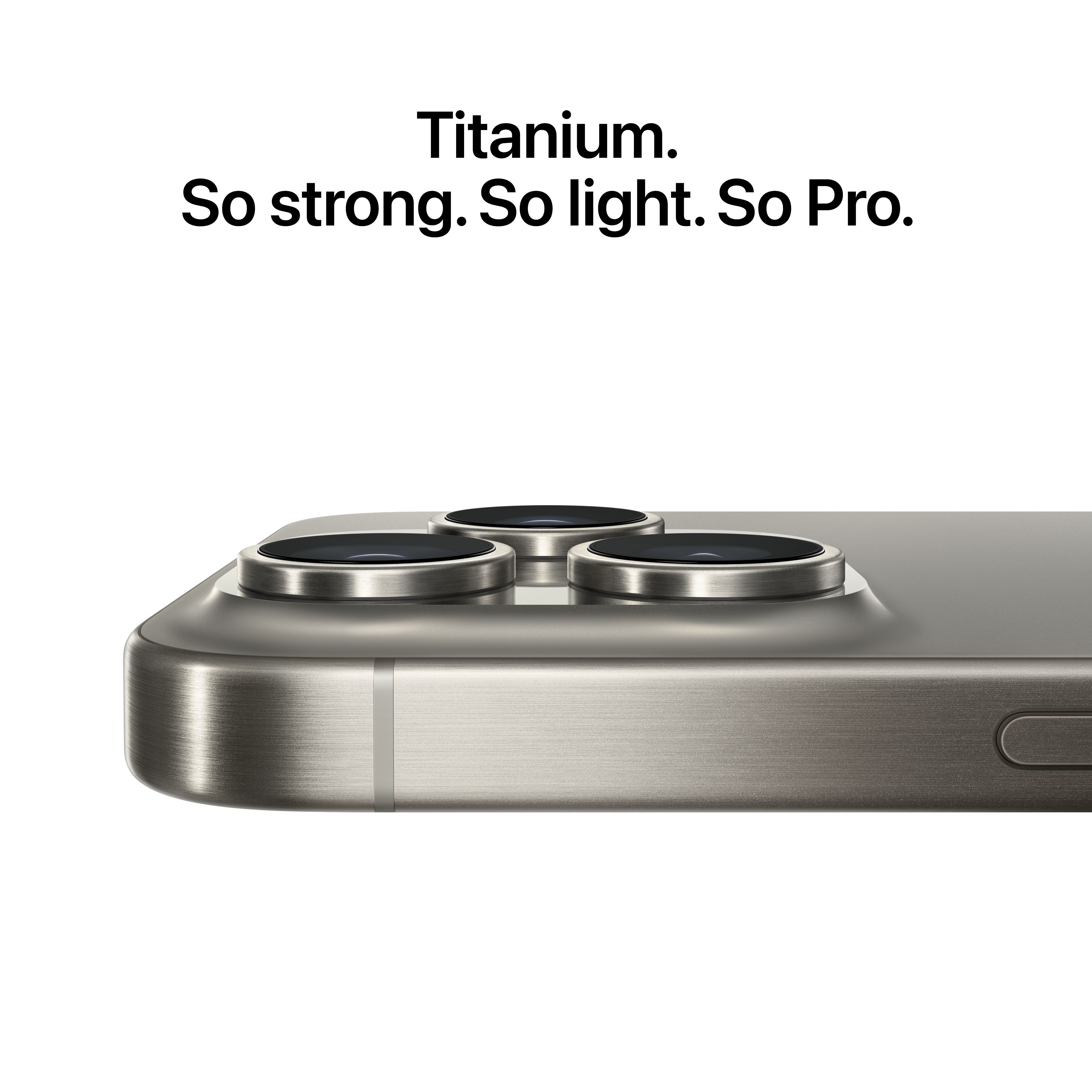 Nahaufnahme eines iPhones mit drei Kameralinsen. Der Text lautet: „Titan. So stark. So leicht. So Pro.“